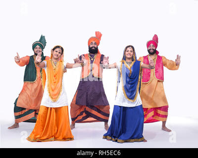 Porträt EINER GRUPPE VON BHANGRA TÄNZER Stockfoto