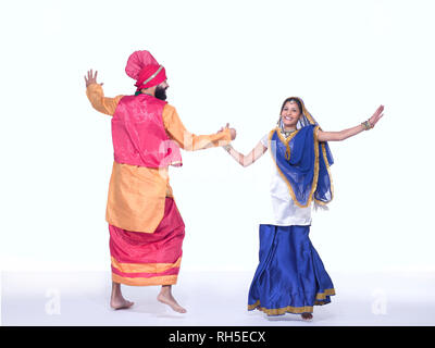 Porträt EINER GRUPPE VON BHANGRA TÄNZER Stockfoto
