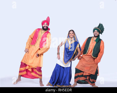 Porträt EINER GRUPPE VON BHANGRA TÄNZER Stockfoto