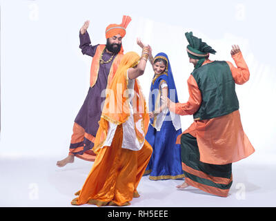 Porträt EINER GRUPPE VON BHANGRA TÄNZER Stockfoto