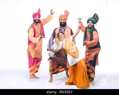 Porträt EINER GRUPPE VON BHANGRA TÄNZER Stockfoto