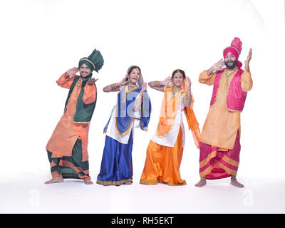 Porträt EINER GRUPPE VON BHANGRA TÄNZER Stockfoto