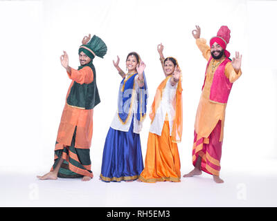 Porträt EINER GRUPPE VON BHANGRA TÄNZER Stockfoto
