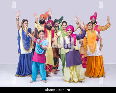 Porträt EINER GRUPPE VON BHANGRA TÄNZER Stockfoto