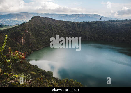 Emerald türkisblauen Wasser des Lago Guatavita, See, inspiriert der spanischen El Dorado Gold rush Legende in Guatavita, Kolumbien Stockfoto