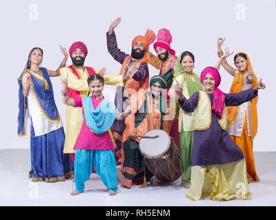 Porträt EINER GRUPPE VON BHANGRA TÄNZER Stockfoto