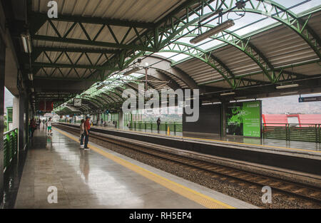 Öffentliche Verkehrsmittel U-Bahn Brücke führt über eine Hauptstraße in Medellín Stockfoto