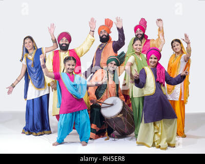 Porträt EINER GRUPPE VON BHANGRA TÄNZER Stockfoto