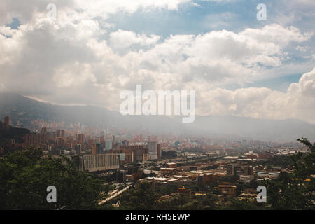 Blick über das weitläufige Tal Stadt Medellín, Kolumbien Stockfoto