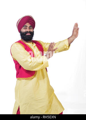 Porträt von einem Sikh SARDAR MANN MIT EINEM TRADITIONELLEN BHANGRA OUTFIT Stockfoto