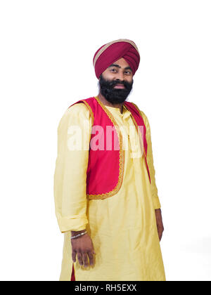 Porträt von einem Sikh SARDAR MANN MIT EINEM TRADITIONELLEN BHANGRA OUTFIT Stockfoto