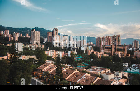 Blick über das weitläufige Tal Stadt Medellín, Kolumbien aus dem Bereich der El Poblado Stockfoto