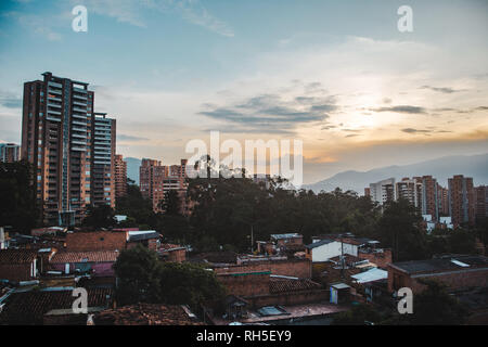 Blick über das weitläufige Tal Stadt Medellín, Kolumbien aus dem Bereich der El Poblado Stockfoto