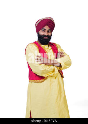 Porträt von einem Sikh SARDAR MANN MIT EINEM TRADITIONELLEN BHANGRA OUTFIT Stockfoto