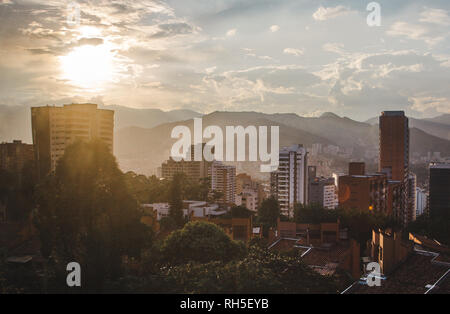 Blick über das weitläufige Tal Stadt Medellín, Kolumbien aus dem Bereich der El Poblado Stockfoto