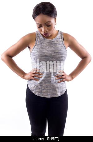 Schwarzes Weibchen tragen sportliche Outfit auf einem weißen Hintergrund als Fitnesstrainer, traurig und deprimiert Stockfoto