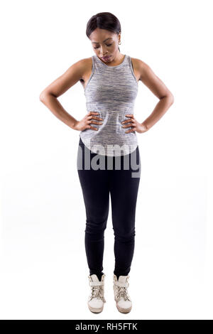 Schwarzes Weibchen tragen sportliche Outfit auf einem weißen Hintergrund als Fitnesstrainer, traurig und deprimiert Stockfoto