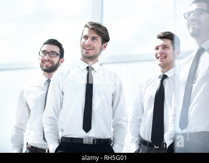 Erfolgreiche Mitarbeiter stehen in der Nähe der Fenster office Stockfoto