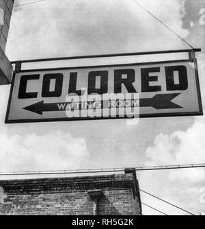 "Farbigen Wartezimmer' Zeichen von Segregationist Ära in den Vereinigten Staaten. 1943 Stockfoto