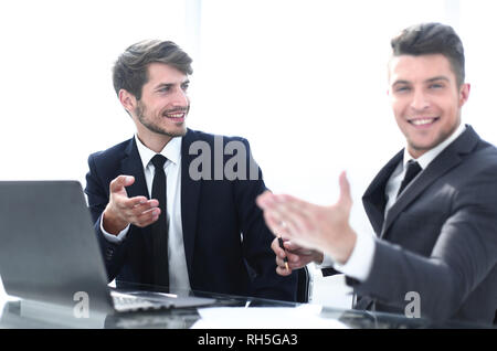 Kollegen füllen wichtige Dokumente Stockfoto