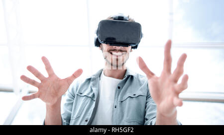 VR-Headset für Geschäft Erfahrung, neugierig Mann Stockfoto