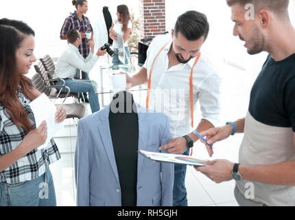 Maßgeschneiderte und Designer Herren Anzug zu diskutieren Stockfoto