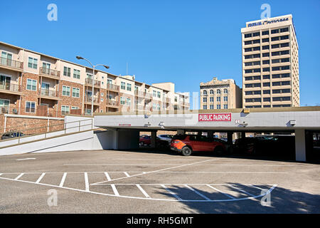 Öffentliche Parkplätze Garage oder Parkplatz in der Innenstadt von Montgomery Alabama, USA. Stockfoto