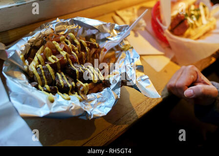 Spezialität hot dogs mit einer Vielzahl von exotischen Speisen toppings sind eine Verrücktheit heute. Stockfoto