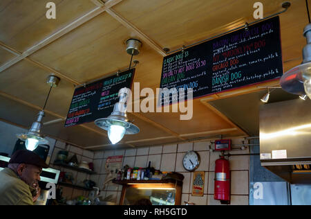 Middletown, NY, USA. Jan 2019. Dem heutigen Special hot dog Menü gibt Ihnen mehr als die typischen Senf und Zwiebel Behandlung von gestern. Stockfoto