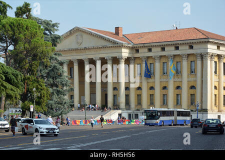 Palazzo Barbieri im neoklassizistischen Stil an der Piazza Bra ist Sitz der Gemeinde von Verona - Italien. Stockfoto