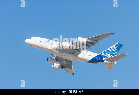DUBAI, VAE - November 11, 2007: Ein Airbus A380 fliegen in niedriger Höhe über Dubai in den Vereinigten Arabischen Emiraten. Stockfoto