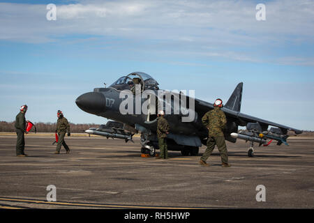 Us-Marines bereiten Sie eine US Marine Corps AV-8B Harrier für Flug während der Übung Bayou Donner am Naval Air Station Joint Air Base, New Orleans, Louisiana, Jan. 30, 2019. Der Zweck der Übung ist Marine attack Squadron (VMA) 231 Die Luft-Luft- und Luft-Boden-Fähigkeiten, während auch die Stärkung der Interoperabilität mit den gemeinsamen Diensten zu verbessern. Die Marines und Flugzeuge VMA-231 zugewiesen, Marine Flugzeuge Gruppe 14, 2. Marine Flugzeugflügel. (U.S. Marine Corps Foto von Cpl. Cody Rowe) Stockfoto