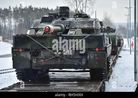 Bundeswehr Leopard 2 Kampfpanzer mit der 104 Tank Bataillon bewegen auf Karren während des Schienenkopfes Operationen an der Rose Barracks, Vilseck, Deutschland, Jan. 29, 2019. Deutschland unterstützt die NATO Erweiterte vorwärts Präsenz Battlegroup in Litauen. (U.S. Armee Foto von Gertrud Zach) Stockfoto