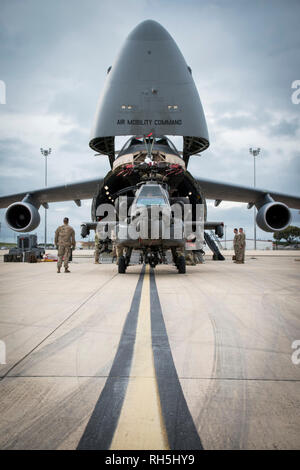 190130-N-TR 141-0035 NAVAL STATION Rota, Spanien (Januar 30, 2019) Soldaten der 1. Gepanzerten Division und 1109Th Theater Luftfahrt Sustainment Instandhaltungsgruppe zugeordnet ein AH-60 Apache Helikopter auf einem C-5 Flugzeugs für den Kombinierten Verkehr. Intermodale Operationen kombinieren, zu Wasser und in der Luft cargo handling zu verringern, die Sicherheit zu verbessern, Schäden zu minimieren und schneller Transport ermöglichen. (U.S. Marine Foto von Mass Communication Specialist 1. Klasse Benjamin A. Lewis) Stockfoto