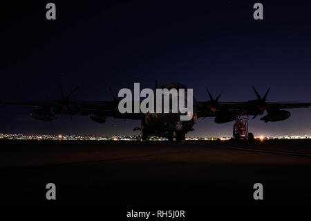 Ein MC-130J Commando II aus dem 9 Special Operations Squadron sitzt auf der Flightline nach Operationen während Emerald Krieger/Trident bei Naval Air Station North Island, Calif., 24. Januar 2019. Emerald Krieger/Trident ist der größte Joint Special Operations Übung, in der U.S. Special Operations Command Kräfte Zug zu verschiedenen Bedrohungen im gesamten Spektrum der Konflikt zu reagieren. (U.S. Air Force Foto: Staff Sgt. Erin Piazza) Stockfoto