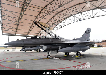 David Martin CBS-Korrespondent, erhält eine F-16 Fighting Falcon Orientierung Flug von McEntire Joint National Guard Base, S.C. durch US-amerikanische Luftwaffe Oberstleutnant Andrew Thorne, ein Pilot aus dem 169Th South Carolina der Air National Guard Fighter Wing, die North American Aerospace Defense Command - koordinierte Übung mit dem Federal Aviation Administration und S.C. Flügel - Civil Air Patrol über militärische Ausbildung Lufträume in South Carolina und Georgia, Jan. 29, 2019 zu simulieren. Der Flug wird auch ein Luft-zu-Luft tanken Mission mit einer KC-135 Stratotanker aus der 134 Luft tanken gehören Stockfoto