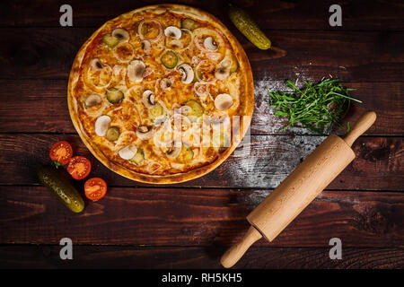 Köstliche Meeresfrüchte Garnelen und Muscheln Pizza auf einem schwarzen Holztisch. Italienisches Essen. Ansicht von oben Stockfoto