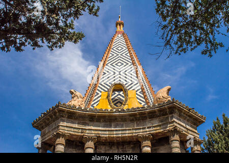 Kuppel des Ägyptischen Kapelle in der Form einer Pyramide und zwei Statuen von Trauernden in de Belen Friedhof in Guadalajara, Jalisco, Mexiko Stockfoto