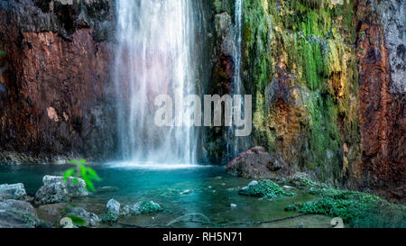 Bunte Wasserfall im Nationalpark von Plitvive Seen in Kroatien Stockfoto