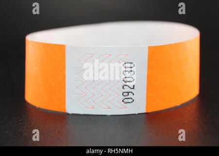 Bunte Orange Tyvek-armbänder für Konzerte, Veranstaltungen und Festivals Stockfoto