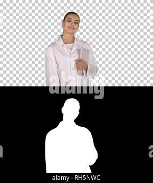 Frau Doktor gehen mit Tablett in den Händen, Alpha Kanal Stockfoto