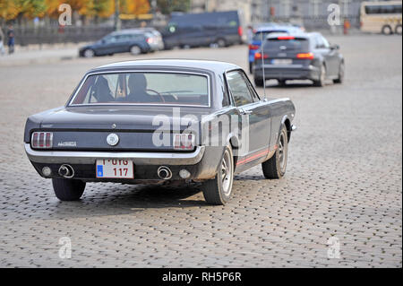 Johnny Harper Ford Mustang fahren durch die Straßen von Brüssel, Europa. Stockfoto