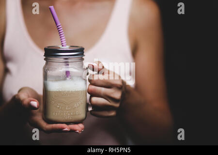 Woman's Hände, die leckere Milch Kakao in Mason jar. Platz für Text. Stockfoto