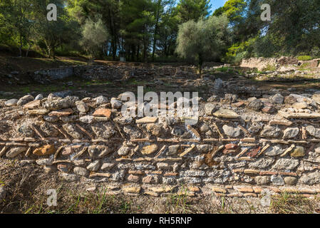 Ungewöhnliche antike griechische Rock Wall Design und Muster in der Nähe der Leonidaion in Olympia, Griechenland, wo die ersten Olympischen Spiele stattfanden, Stockfoto