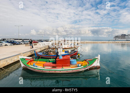 Katakolon, Griechenland - 31. Oktober 2017: Fischerboote im Hafen von Katakolon (Zio), Griechenland günstig. Stockfoto