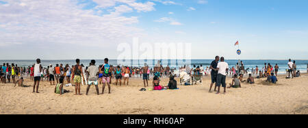 Durban, Südafrika - Januar 6th, 2019: Panoramablick auf den Strand voller Menschen in Durban neben der UShaka Marine World, Südafrika. Stockfoto