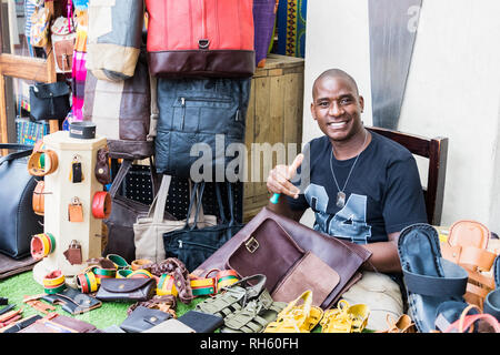 Durban, Südafrika - 6. Januar 2019: Ein südafrikanischer männlichen Leder Handwerker, in seiner Werkstatt in der Innenstadt von Durban, Südafrika. Stockfoto