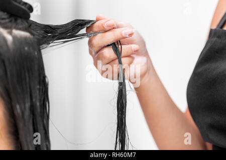 Friseur Haar Behandlung. Farbe Creme im Haar. Stockfoto