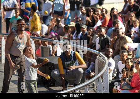 Kapstadt, Südafrika - Januar 2th, 2019: A South African boy Jonglieren mit Bällen auf das Amphitheater des V&A whaft, Kapstadt. Stockfoto