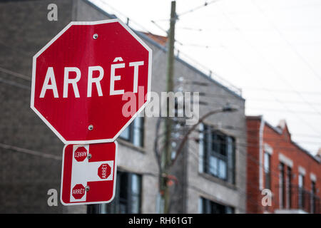 Quebec Stoppschild, gehorchen, die von zweisprachigen Regeln der Provinz, die die Verwendung der französischen Sprache zu schildern, und die in Arret übersetzt, Stockfoto